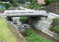 写真：既設橋梁の拡幅（津市）