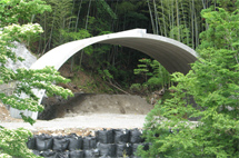 写真：施工中のアーチカルバート（津市）